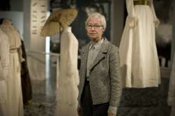 Jacoba de Jonge te midden van de tentoonstelling in het Modemuseum van Antwerpen. (foto: Julia M. Free)
